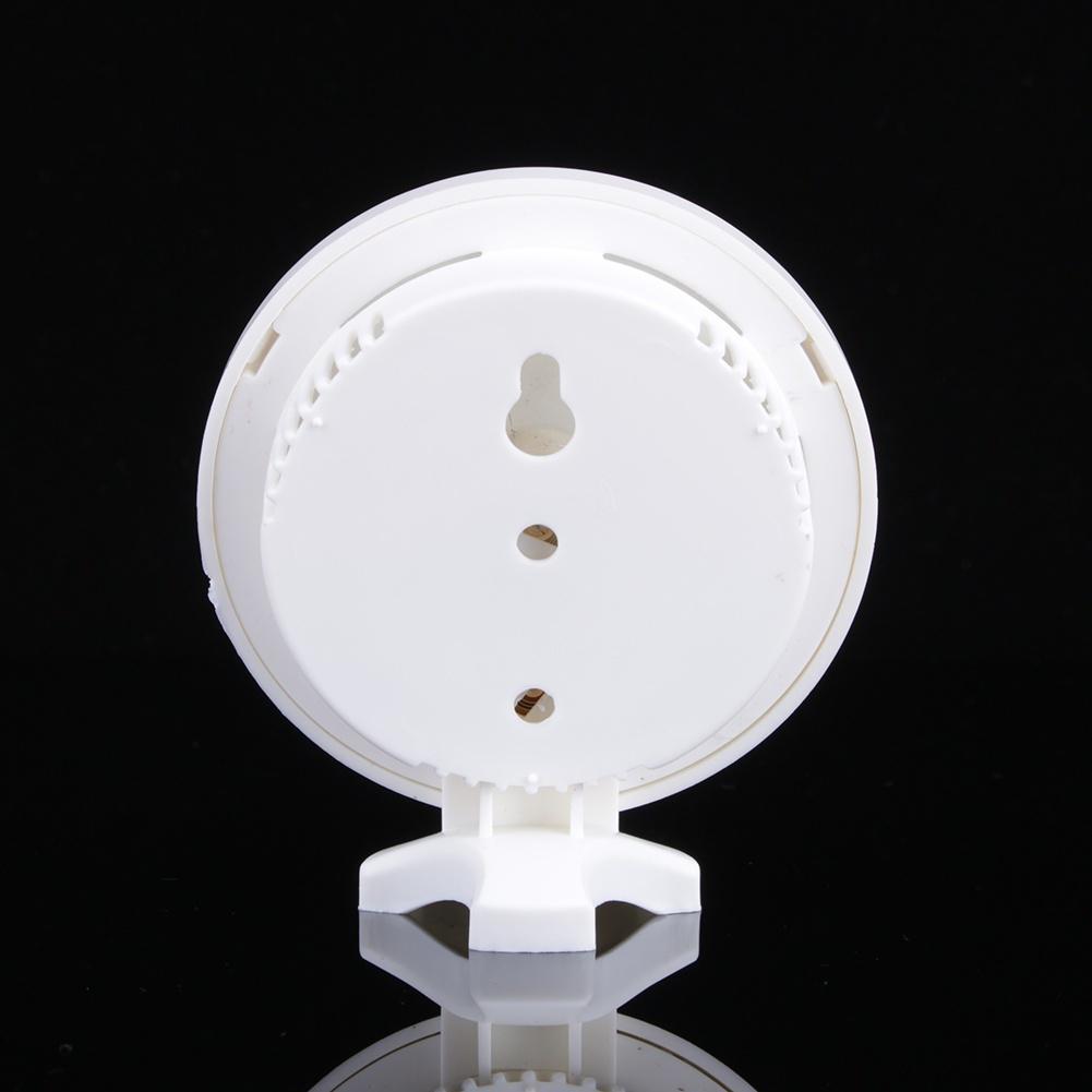 Белые круглые двери, стоградусный термометр, гигрометр