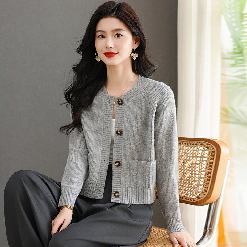 Женский трикотажный кардиган с круглым вырезом и юбка в тон - однотонный, коллекция осень/зима