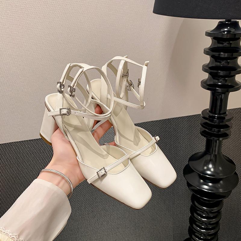 Лакированные босоножки с одним словом «мешок на голове» женские на толстом каблуке лето 2024 года новые французские знаменитости стиль квадратная голова пустые высокие каблуки