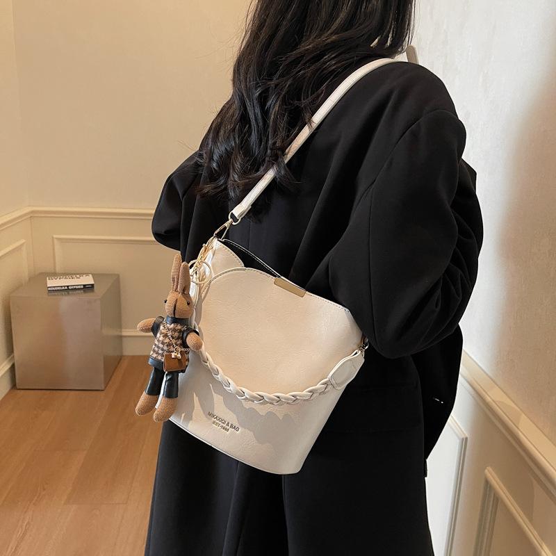 Premium Sense Niche Bag Women's Autumn and Winter 2025 New Retro Shoulder Messenger Bag Fashionable Women's Bucket Bag