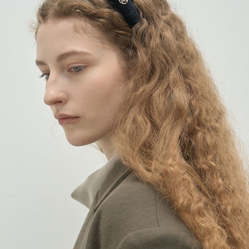 MOMET [Подарочная упаковка] Круглая повязка для волос Черная замша