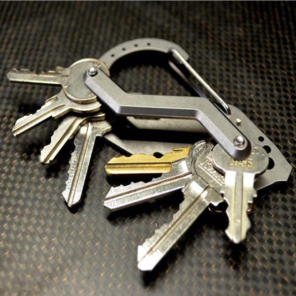 Многофункциональный EDC карабин-держатель для ключей со быстросъемным ремешком и протектором, брелок из нержавеющей стали с альпинистской пряжкой.
