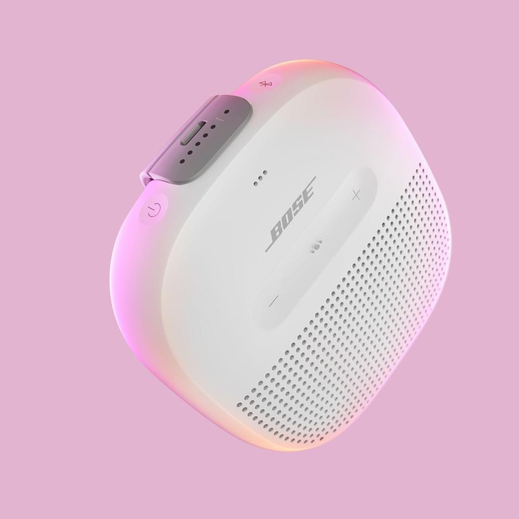 Маленький портативный водонепроницаемый динамик с белым дымчатым микрофоном,