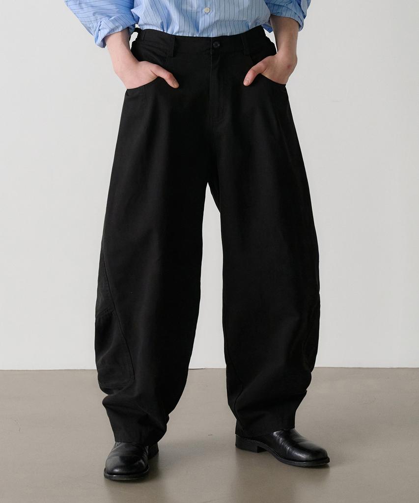 KNOUUN Curved Chino Pants (Black)