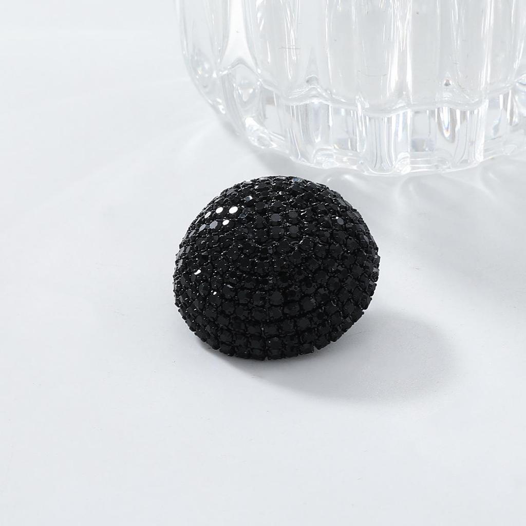 Серьги полукруглой формы со стразами осень/зима 2024 года — модные ювелирные изделия