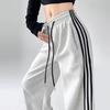 Серые женские спортивные брюки с высокой посадкой и широкими штанинами с тремя полосками - Коллекция Весна 2025, Стройнящие, Универсальные, Повседневные на кулиске.