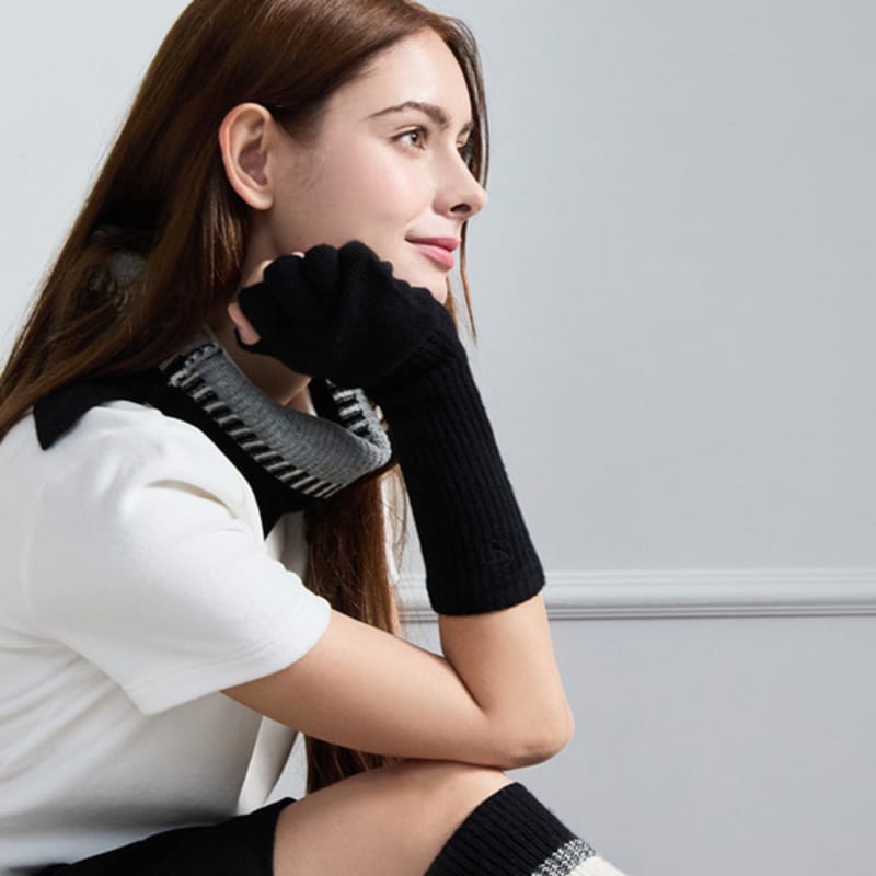 Нитина шерстяная вязаная грелка для рук BK