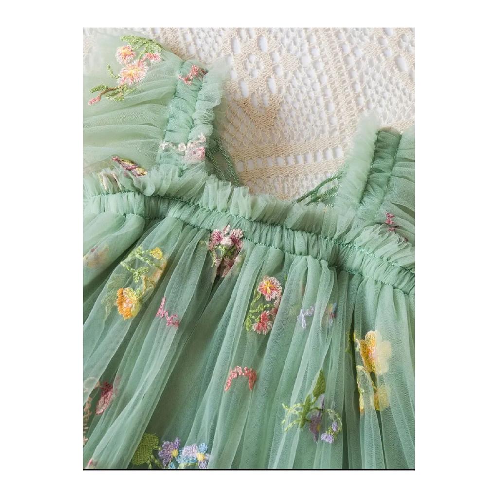 Зеленое платье с цветочной вышивкой