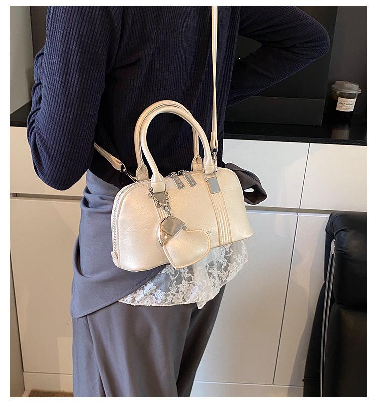 Niche design bag women's summer 2025 new casual messenger bag fashion this year popular portable shell bag