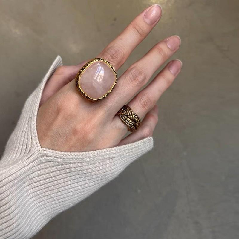 Винтажное состаренное французское кольцо с драгоценным камнем для женщин: Изысканный, Высококлассный, Легкая Роскошь, Вдохновляющая Элегантность в Стиле INS.