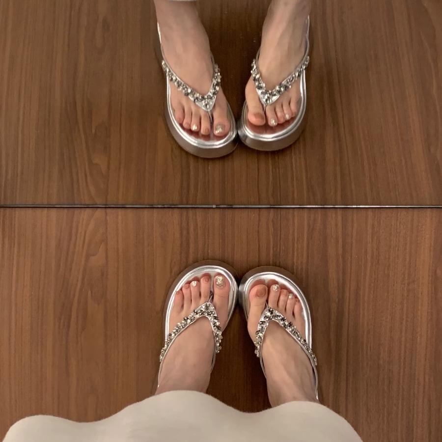 Французские шлепанцы на танкетке высокого качества, женская летняя обувь для ношения с юбкой, со стразами, на маффиновой подошве, крутые женские шлепанцы