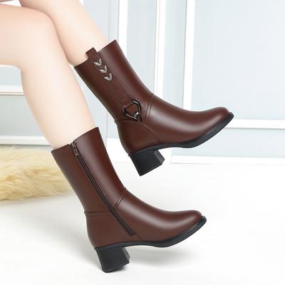 Мода 2024 года. Женская обувь. Ботинки до середины голени с боковой молнией. Женские сапоги с круглым носком. Современные сапоги. Женские туфли с металлическим украшением и кристаллами. Квадратный каблук. Женские туфли.