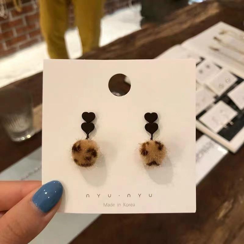 Корейские серьги-пусеты в виде матовых шариков с леопардовым сердцем из плюша для женщин - Коллекция Осень/Зима