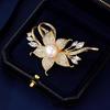 Изысканная брошь Цветок Жемчуг Металлические значки на лацкан для женщин девушек Универсальная блестящая корсажная одежда Аксессуары Подарки
