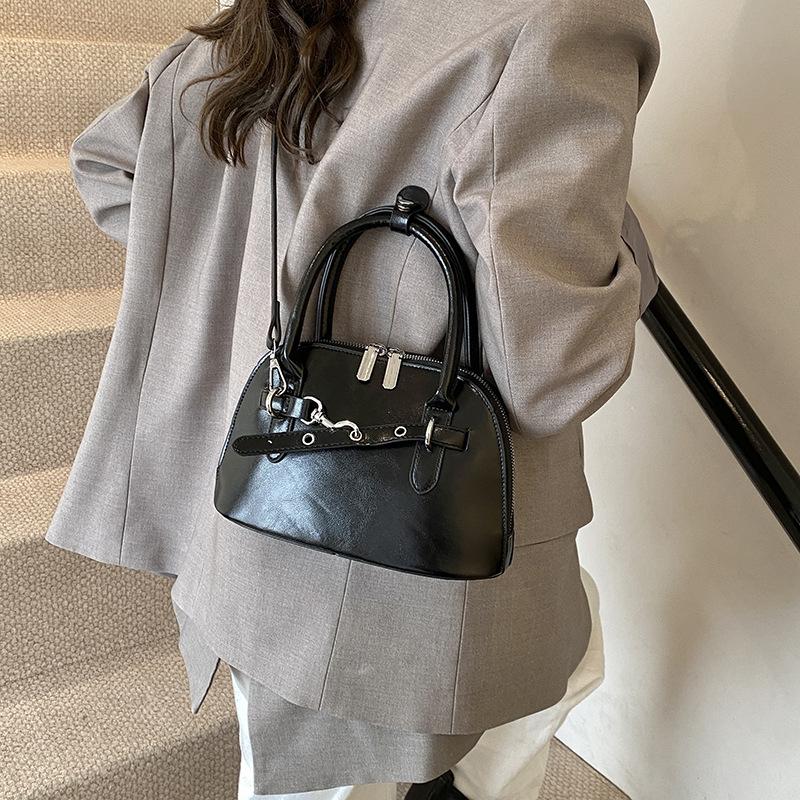 Продвинутое чувство иностранного стиля маленькая сумка женская 2025 новая весна и лето универсальная сумка через плечо модная супер огненная портативная маленькая сумка