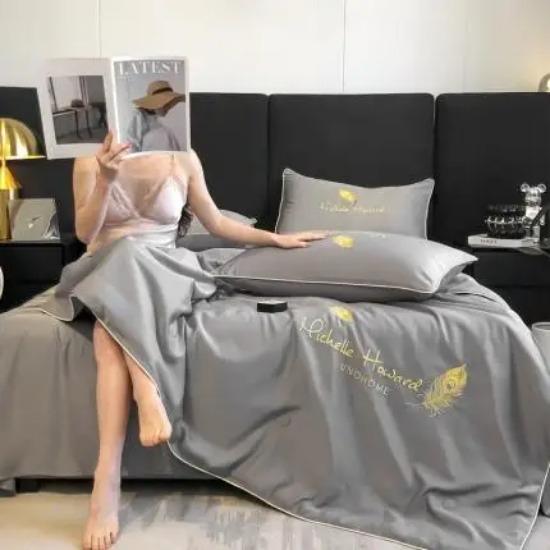 Double-piece and Feather Embroidered Summer Quilt Single Piece Tensile Soft and Comfortable Adult Air Conditioning Quilt