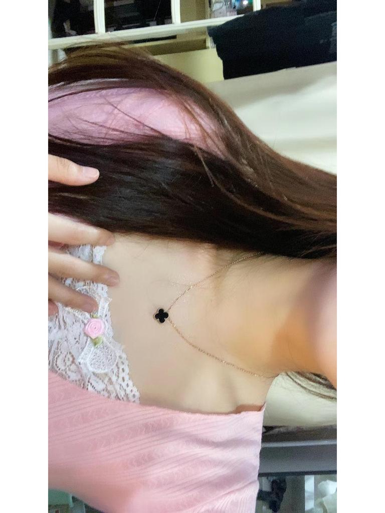 Ожерелье-ключица из розового золота с четырехлистным клевером