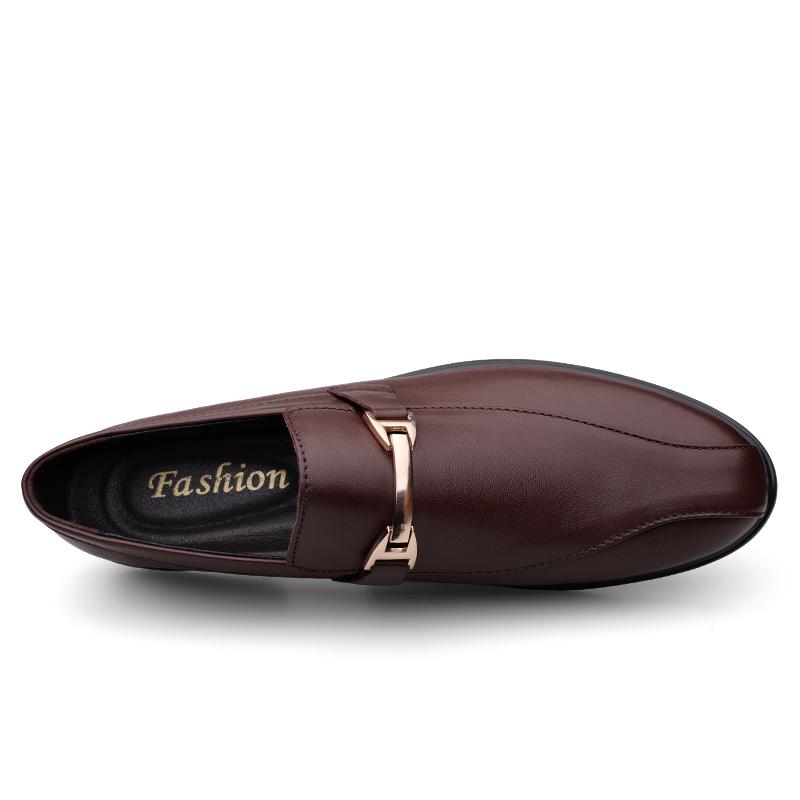 Модные деловые туфли из натуральной кожи на низком каблуке, повседневные туфли на весну и осень, лоферы с металлической пряжкой, дышащие, удобные, мужские мокасины