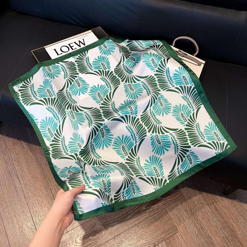 Retro silk scarves for women's new high-end accessories, neck small square scarf, scarf waist, fashionable and versatile, and gifts can be given.