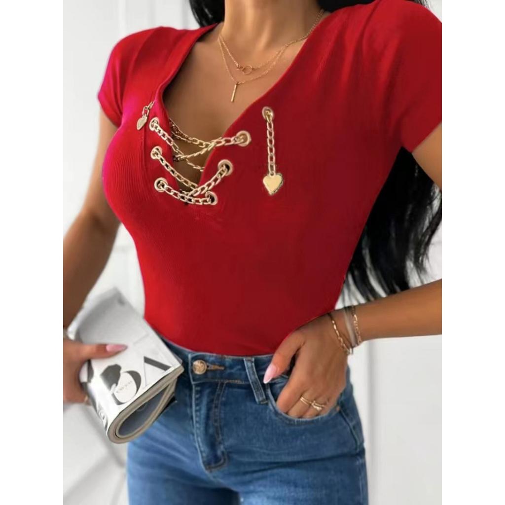 Женская повседневная футболка с V-образным вырезом | Деталь из золотистой металлической цепочки | Приталенный крой, короткий рукав | Машинная стирка и химчистка безопасны | Коллекция весна/лето