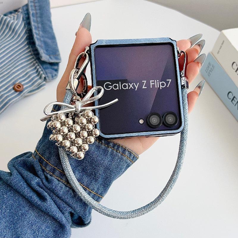 Чехол для Samsung Z Flip7: Стильная джинсовая текстура, Защита от падений, Защита складного экрана, Ремешок от потери на запястье, Ремешок в комплекте.