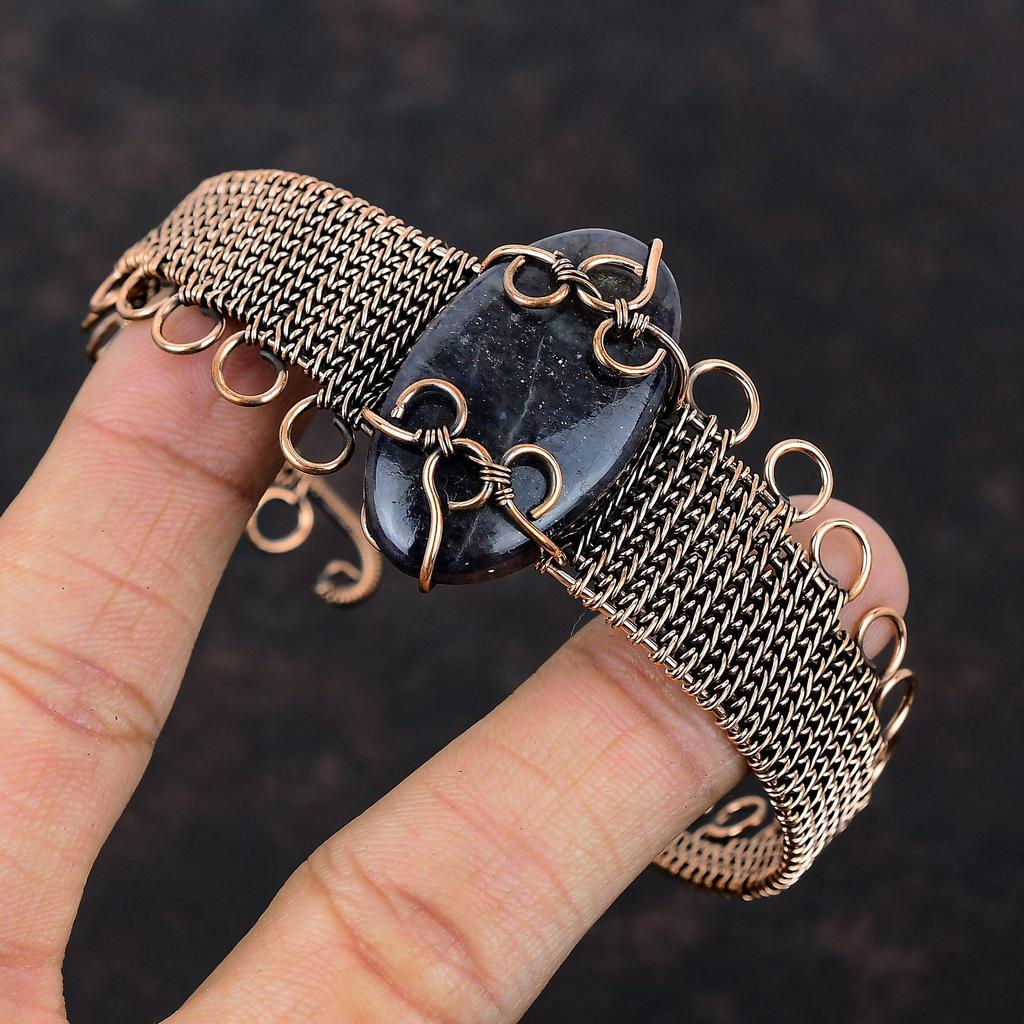 Браслет-манжета из солнечного камня иолита, обмотанный медной проволокой, регулируемый браслет-манжета, ручной работы, обмотанный медной проволокой, уникальный браслет с драгоценными камнями