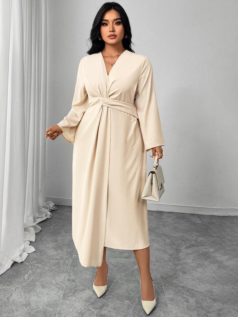 Элегантное облегающее платье с длинными рукавами, подчеркивающее талию, с асимметричным подолом