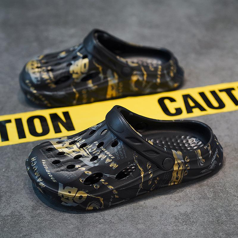 Пара больших тапочек, летние новые модные тенденции, дырявые туфли, одна нога, наступающая на дерьмо, садовые сандалии