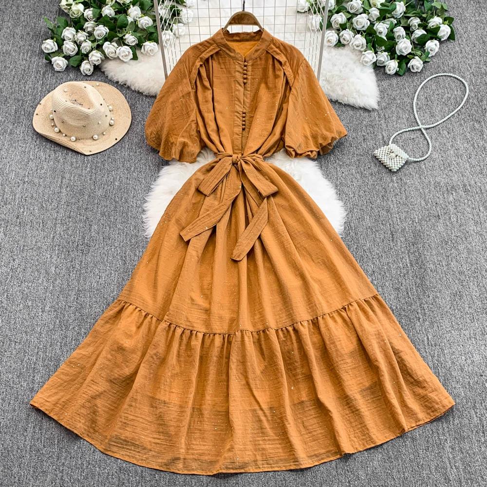 Женское длинное платье со стойкой воротником, рукавами-буфами, однобортное, макси, свободного кроя, с завязкой на талии, оборкой по краю, длинное платье