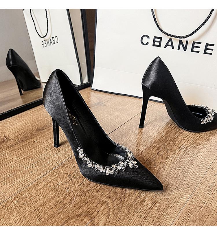 2025 Атласные туфли на шпильках: Элегантный заостренный носок со стразами, во французском стиле, подходит для весны и осени