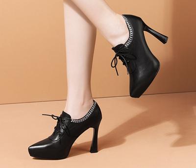 Модные женские туфли-лодочки на тонком высоком каблуке с острым носком и шнуровкой, осенние новые сексуальные женские туфли для вечернего платья, черные, белые, с бусинами