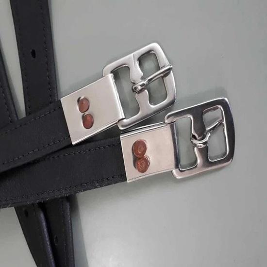 Кожаные английские ремешки, созданные для комфорта с регулируемой пряжкой.