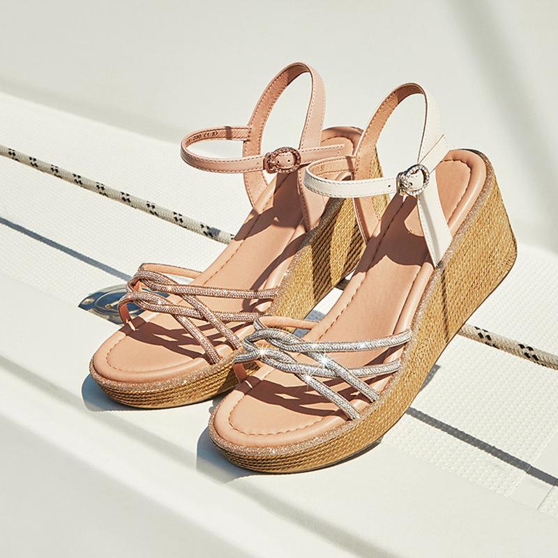 Модные босоножки на танкетке с ремешком на щиколотке для женщин 2024, со стразами, на толстой платформе, летняя мода, универсальные туфли-гладиаторы с пряжкой