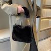 Simple Faux Fur Tote Bucket Bag Metal Chain Crossbody Bag For Women's Daily Casual Use Plush Bag Furry Purse CLE