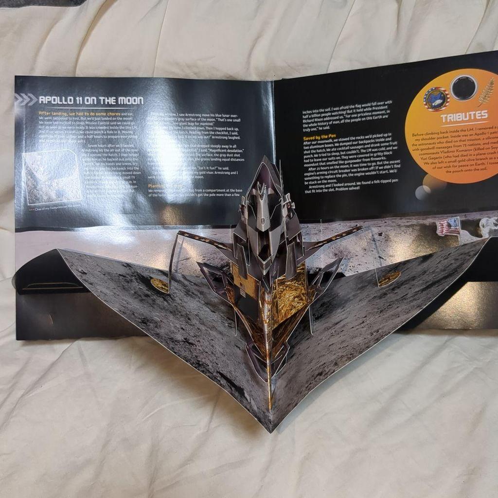 [USED] English version, Foreign books, Space, Moon, Pop-up books, National Geographic
