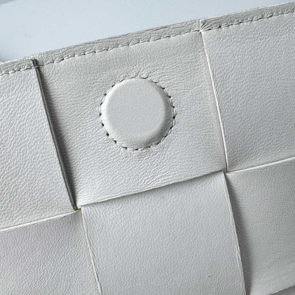 [Pre-Owned] Bottega Veneta Cassette 'White/Gold' - Fair #6DIRCT