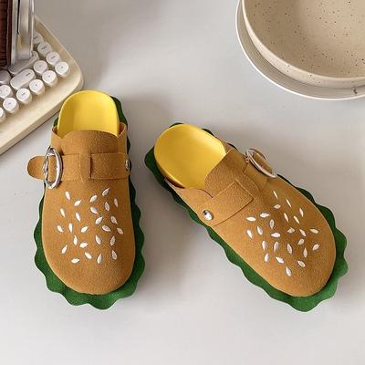 Дизайнерская обувь для женщин 2024 года, последние женские тапочки с закрытым носком, забавные повседневные туфли на плоской подошве с мультяшным принтом, модные универсальные тапочки для верхней одежды