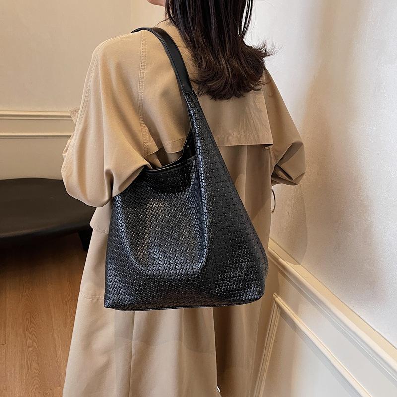 2025 fashion popular retro woven commuter tote bag niche design underarm bag women's large capacity shoulder bag