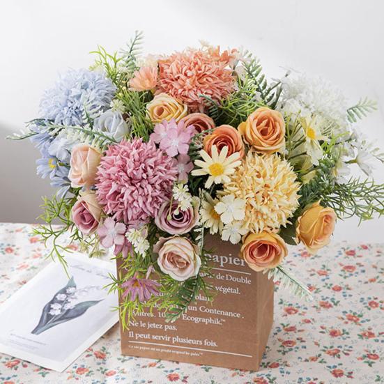 Практичный искусственный букет без полива. Яркий цвет создает атмосферу.