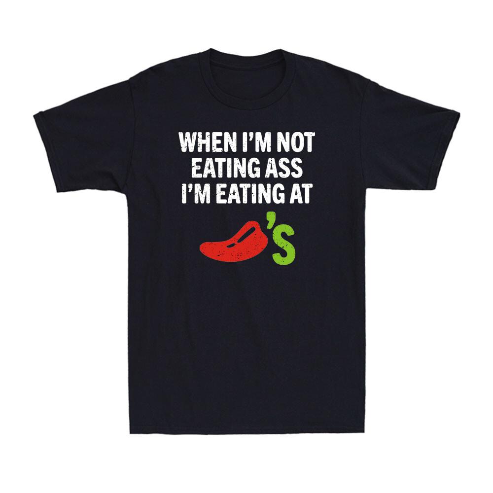 Когда я не ем задницу, я ем в Chili's Смешная острая еда Мужская футболка