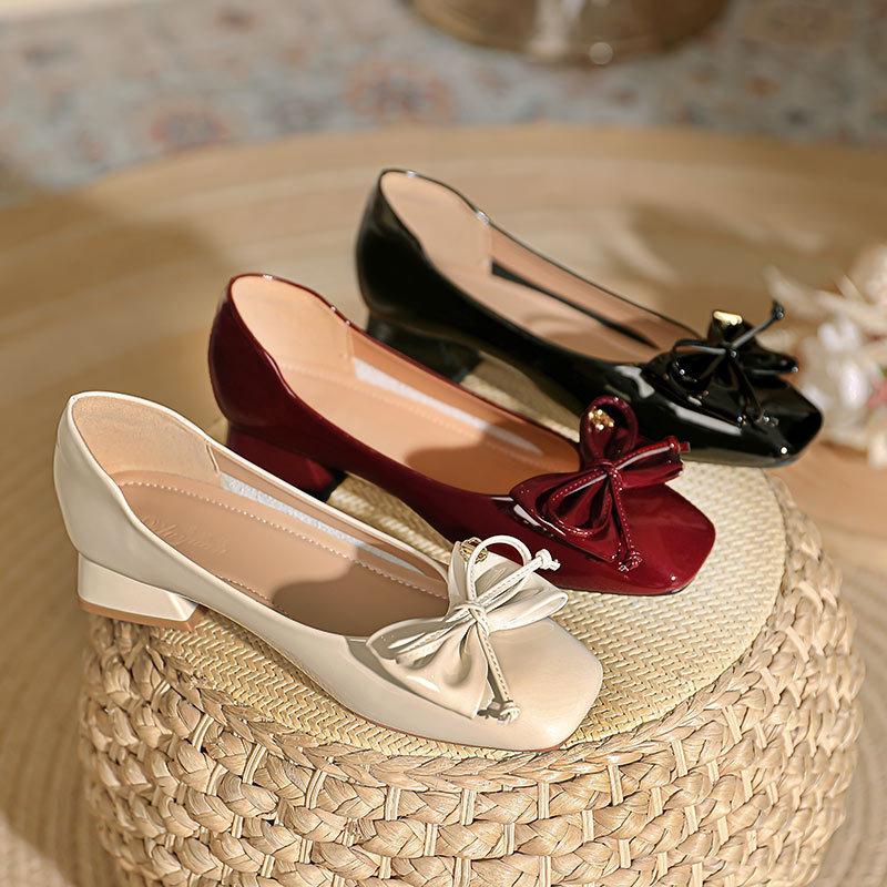 Модная лакированная женская летне-осенняя обувь с квадратным носком, милым бантом и элегантным низким каблуком 3 см, туфли-лодочки для офисной леди, комфорт