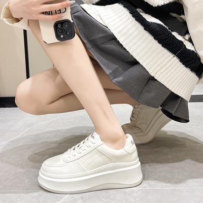 Маленькие белые туфли из натуральной кожи. Женская нескользящая женская обувь с впитывающей мембранной подошвой. Новые универсальные повседневные кроссовки на толстой подошве высотой 6 см.