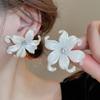 Chic Lily Stud Earrings White Acrylic Flower for Women Unusual Earings Curved Petals Crystal Middle Unique Design Earring