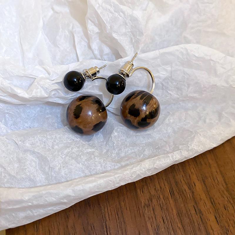 Silver Needle Geometric Stud Earrings: Retro, Light Luxury, Versatile Fashion, Elegant Accessories.