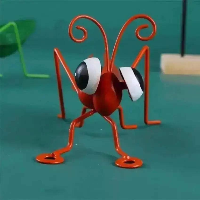 1 Pcs Outdoor Tree Wall Art Garden Grasshopper Statue Garden Cute Metal Grasshopper Statue Decoration Desk Accessories