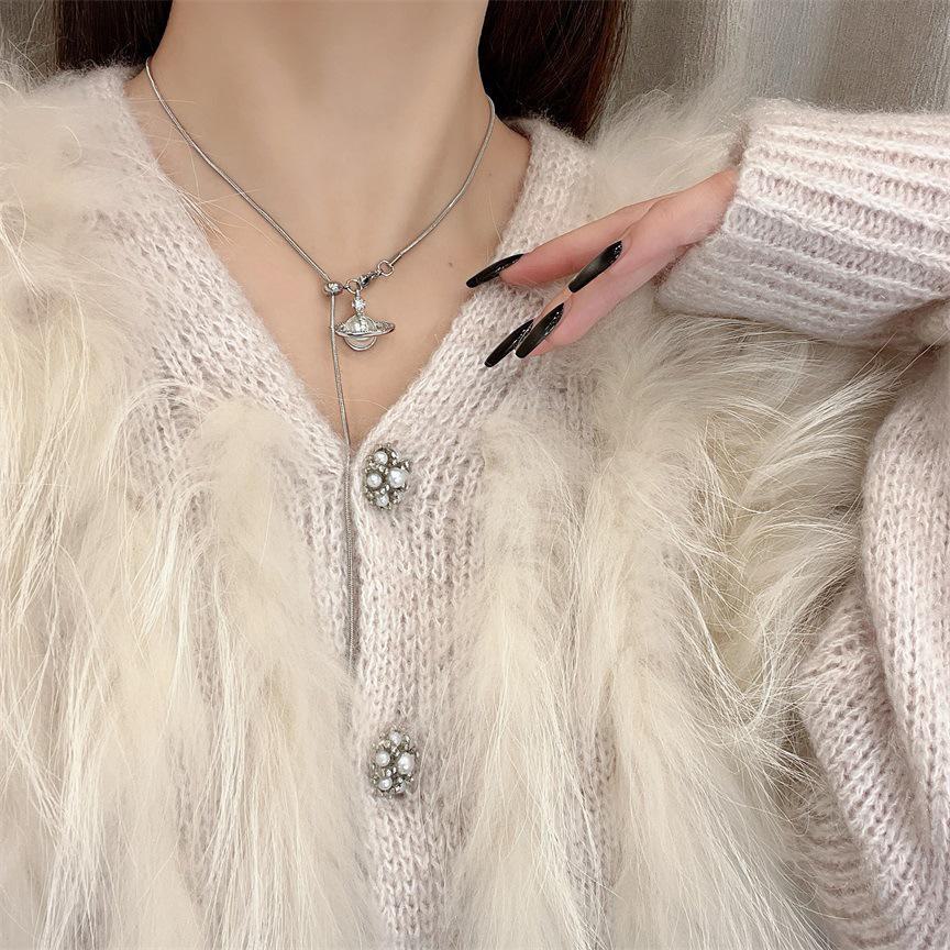 Ожерелье с подвеской «Жемчуг Сатурн» 2024 года: Высококачественная регулируемая цепочка для свитера из титановой стали для женщин