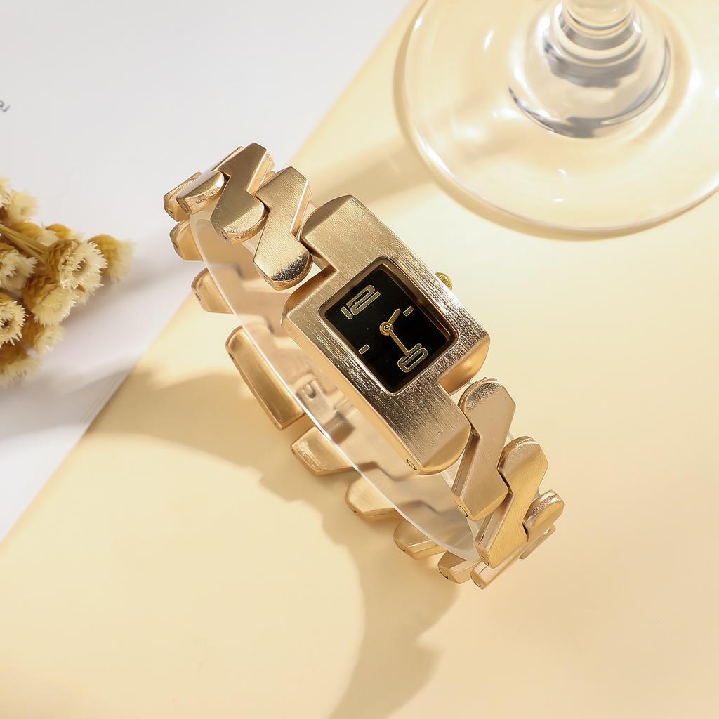 Женские модные кварцевые часы из рафинированной стали с циферблатом с арабскими цифрами и легким люксом.