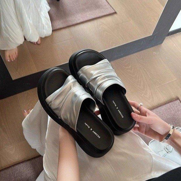 Женские летние 2025 новые мягкие кожаные сандалии-шлепанцы на толстой подошве с эффектом мятой кожи, удобные и универсальные