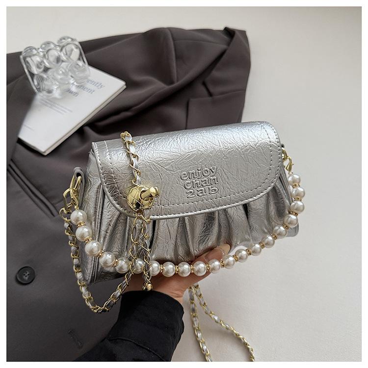 Нишевый дизайн популярная сумка женская 2025 новая мода жемчужная портативная на плечо под мышку плиссированная сумка-мессенджер на цепочке