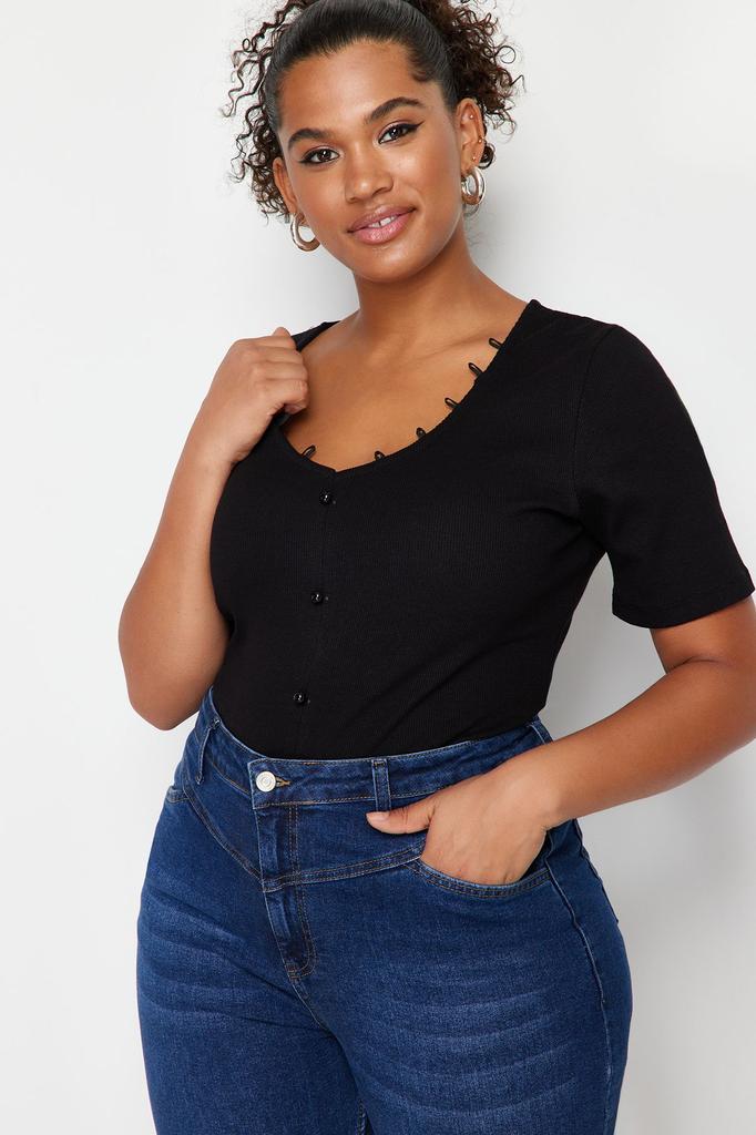 Женская трикотажная блузка больших размеров в рубчик с деталями черного цвета
